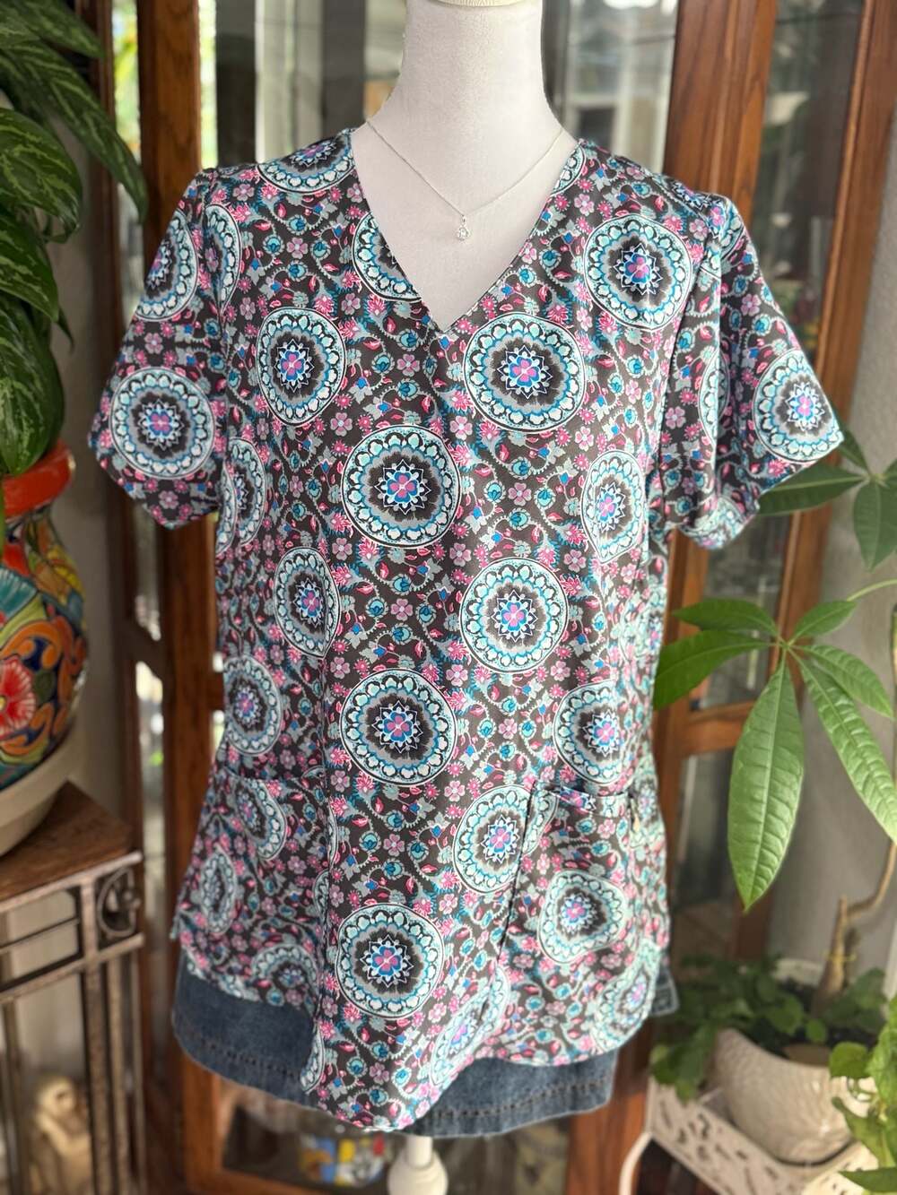 Vera Bradley V-Neck Floral Mandala Print Scrub Top
